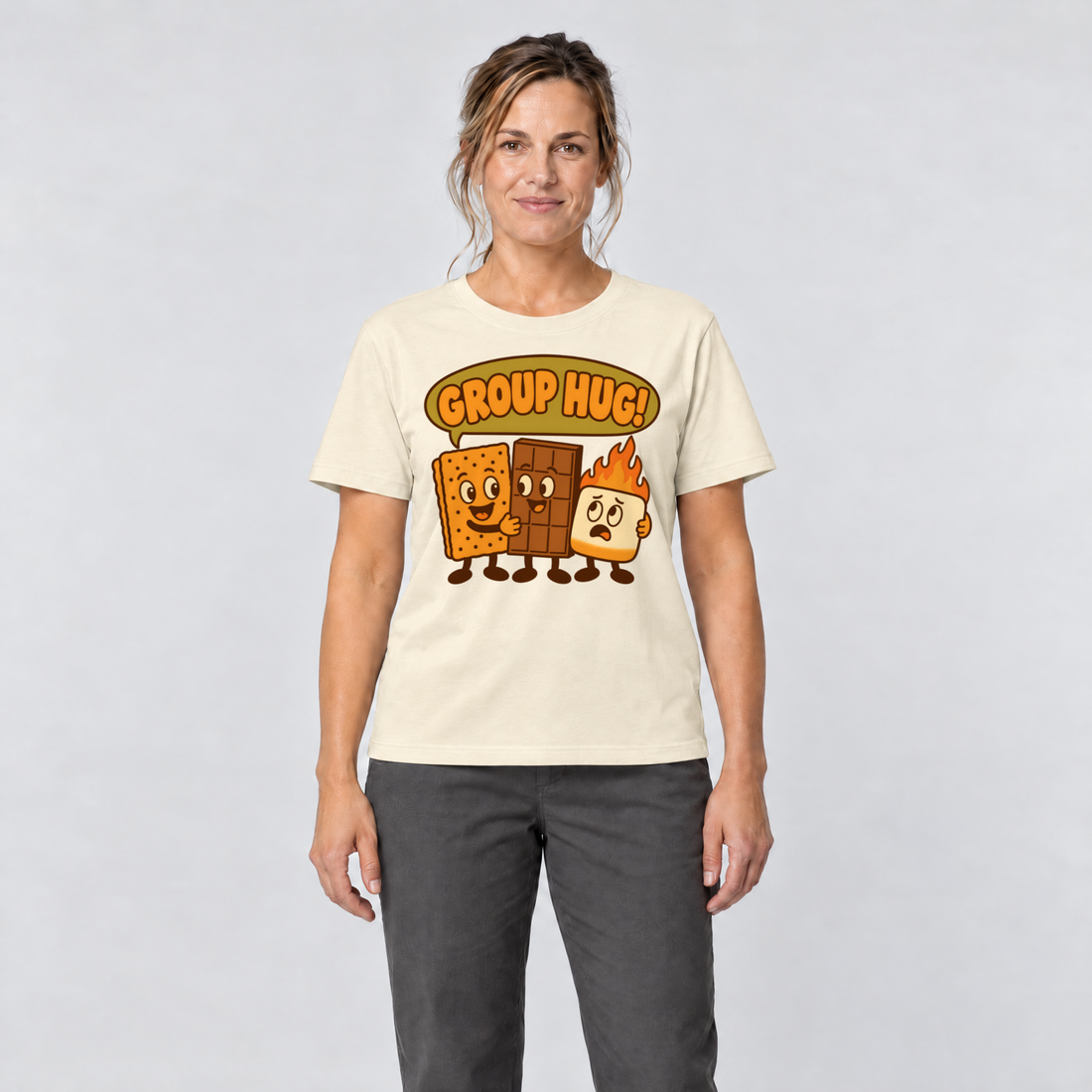 Frau trägt Group Hug – T-Shirt Unisex in Natur, Ansicht von vorn