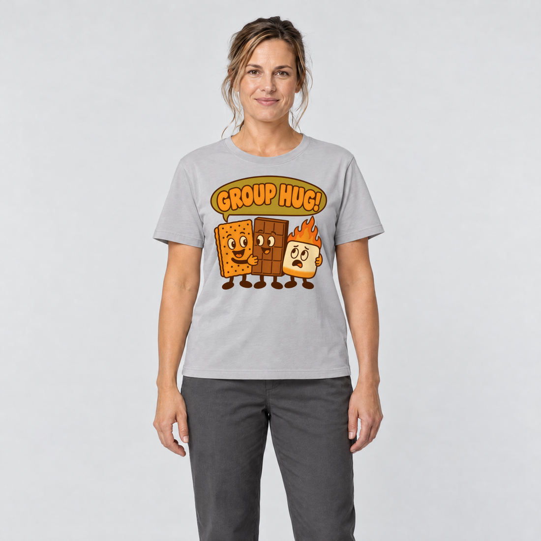 Frau trägt Group Hug – T-Shirt Unisex in Hellgrau, Ansicht von vorn