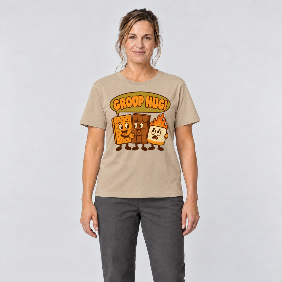 Frau trägt Group Hug – T-Shirt Unisex in Sand, Ansicht von vorn