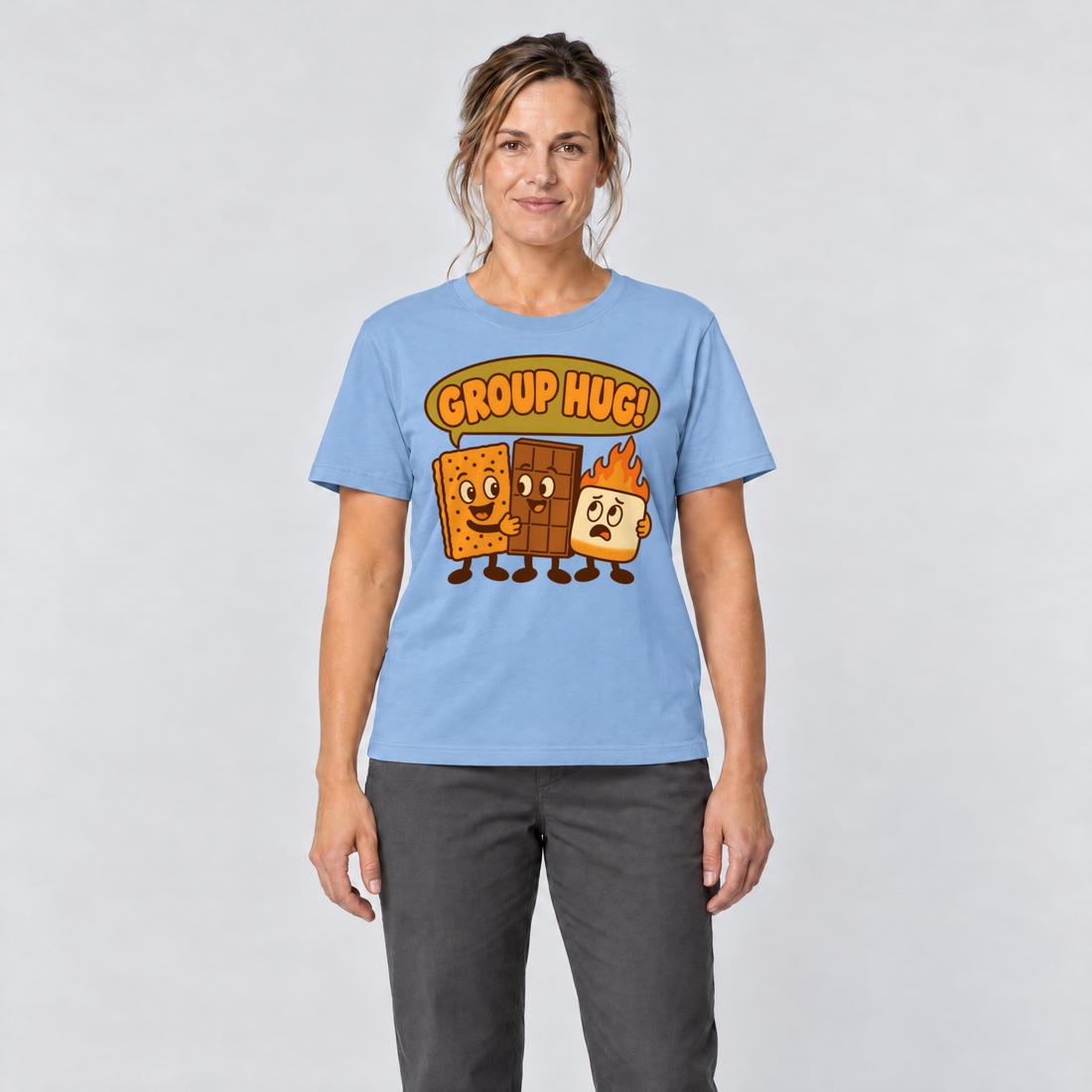 Frau trägt Group Hug – T-Shirt Unisex in Himmelblau, Ansicht von vorn