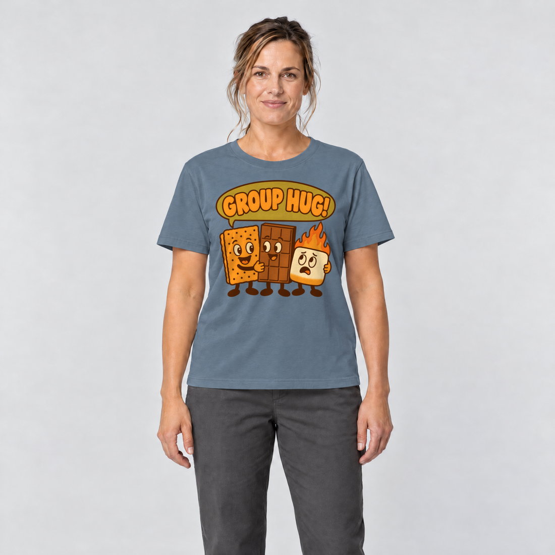 Frau trägt Group Hug – T-Shirt Unisex in Steinblau, Ansicht von vorn