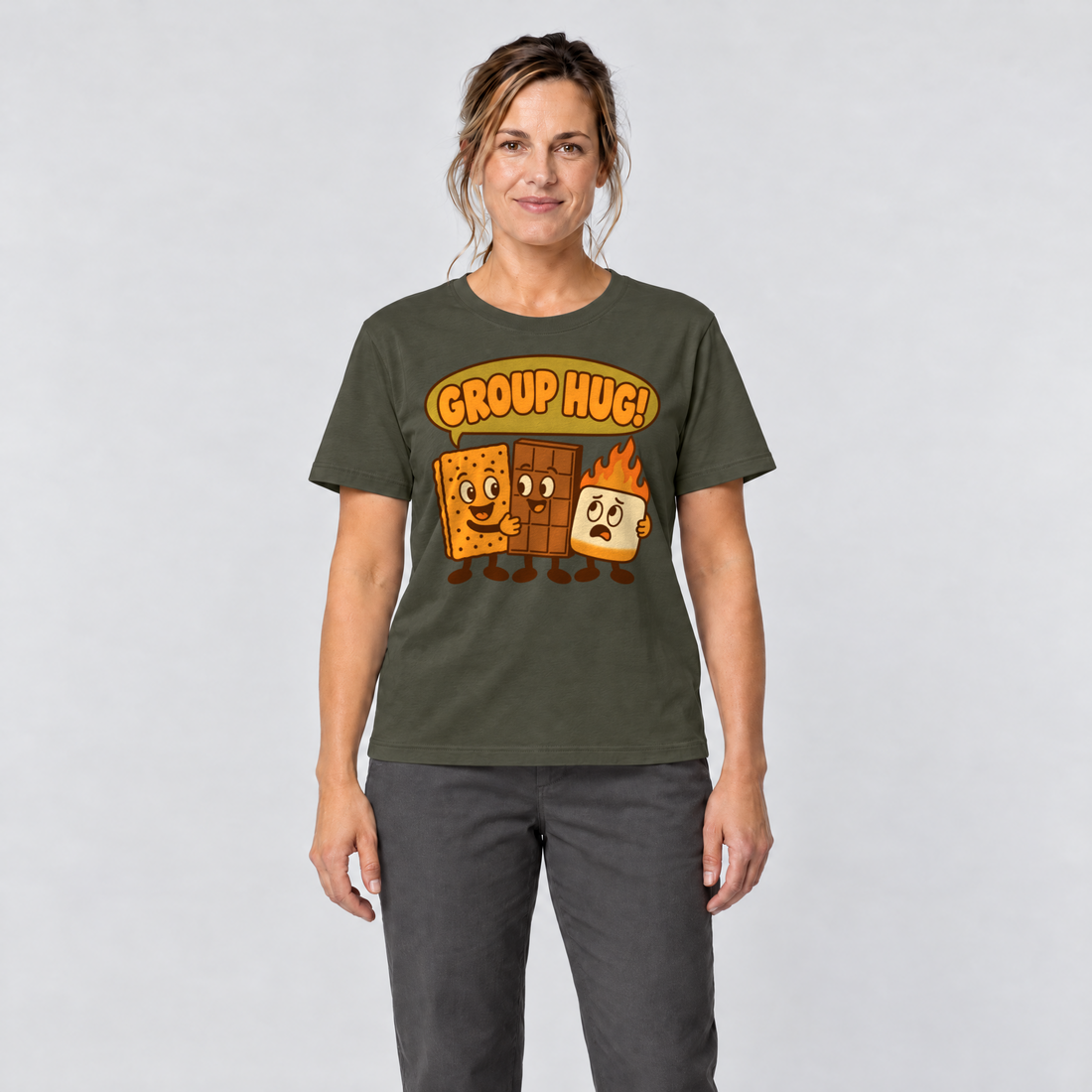 Frau trägt Group Hug – T-Shirt Unisex in Oliv, Ansicht von vorn