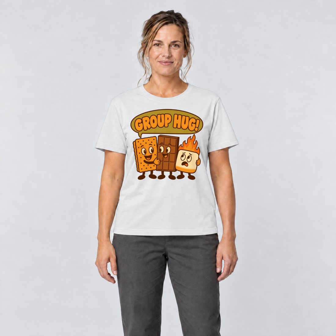 Frau trägt Group Hug – T-Shirt Unisex in Weiß, Ansicht von vorn