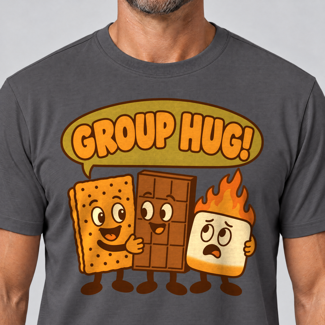 Nahaufnahme des Drucks: Group Hug – T-Shirt Unisex in Dunkelgrau, von einem Mann getragen