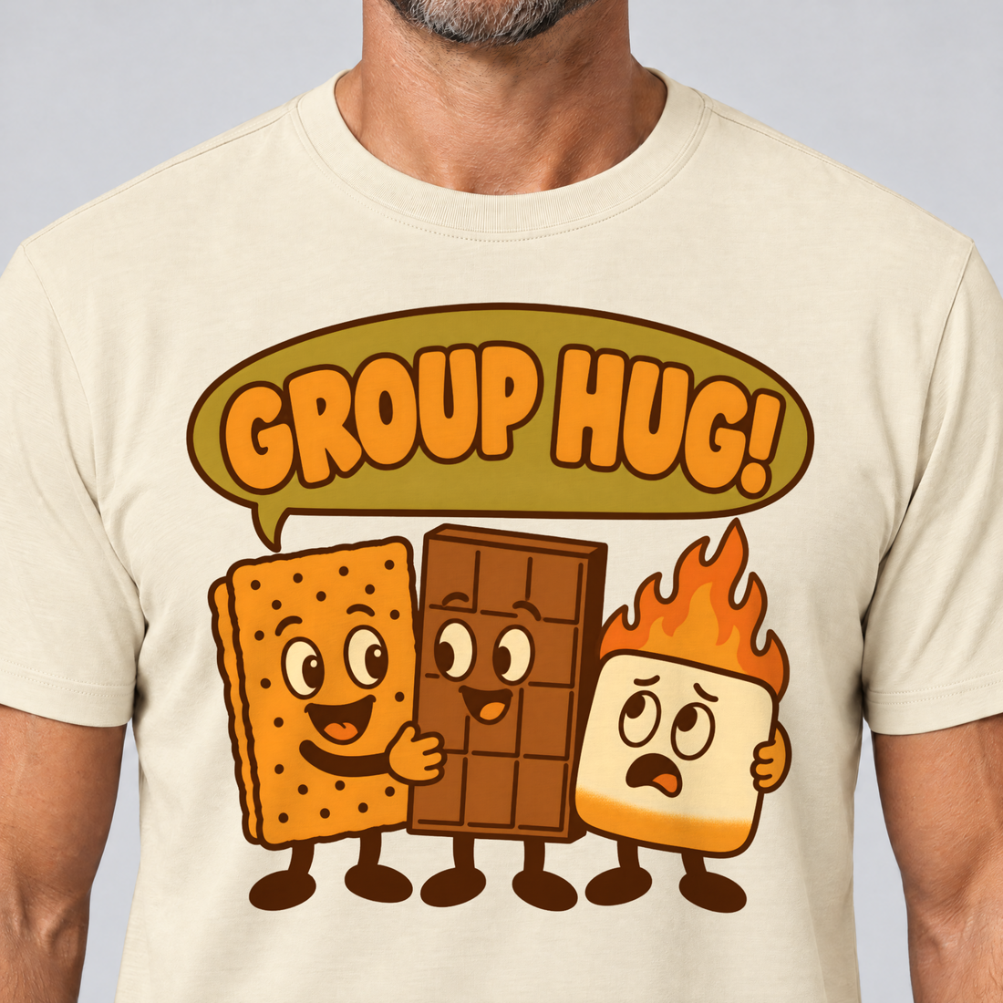 Nahaufnahme des Drucks: Group Hug – T-Shirt Unisex in Natur, von einem Mann getragen