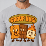 Nahaufnahme des Drucks: Group Hug – T-Shirt Unisex in Hellgrau, von einem Mann getragen