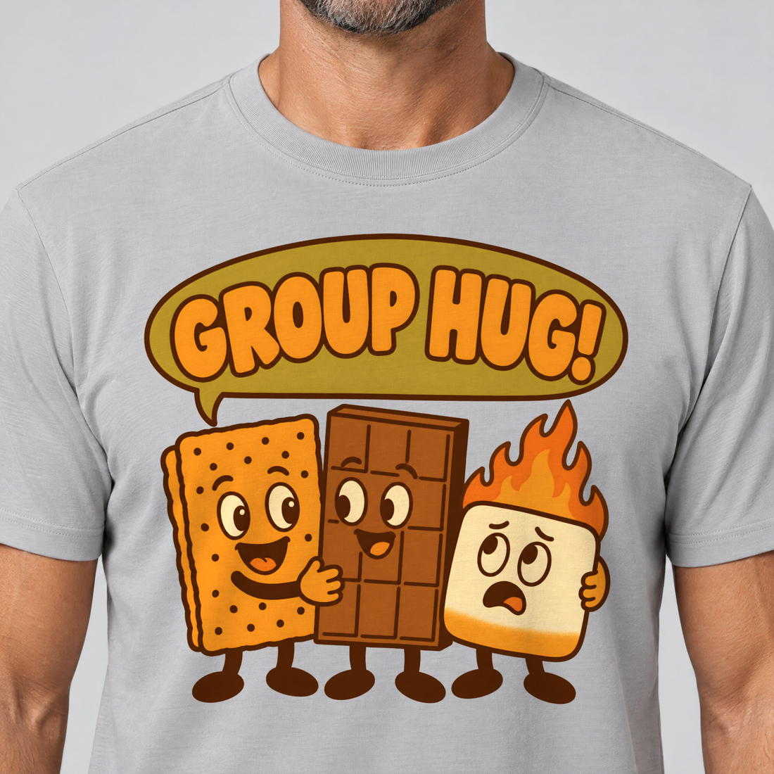 Nahaufnahme des Drucks: Group Hug – T-Shirt Unisex in Hellgrau, von einem Mann getragen