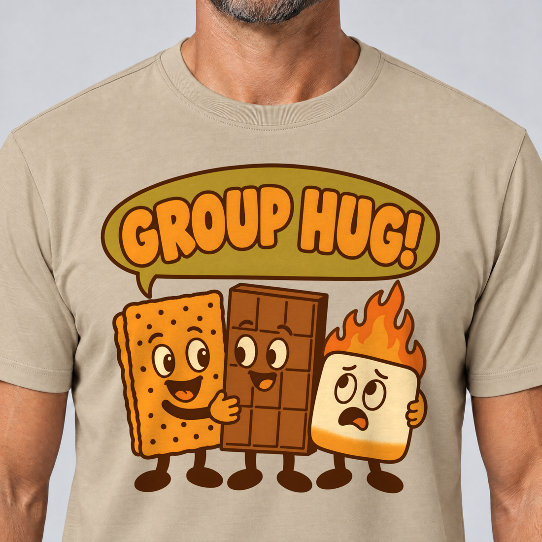 Nahaufnahme des Drucks: Group Hug – T-Shirt Unisex in Sand, von einem Mann getragen