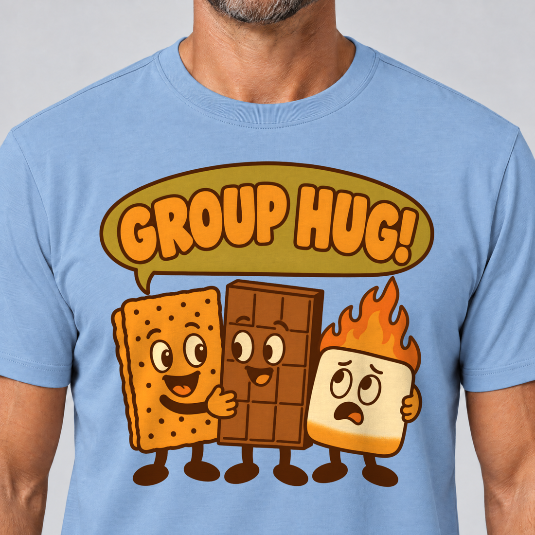 Nahaufnahme des Drucks: Group Hug – T-Shirt Unisex in Himmelblau, von einem Mann getragen