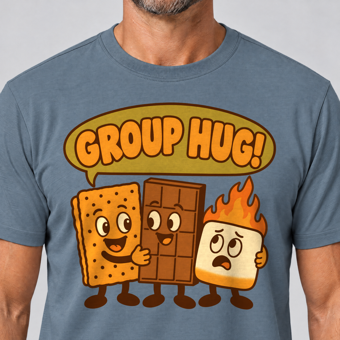 Nahaufnahme des Drucks: Group Hug – T-Shirt Unisex in Steinblau, von einem Mann getragen