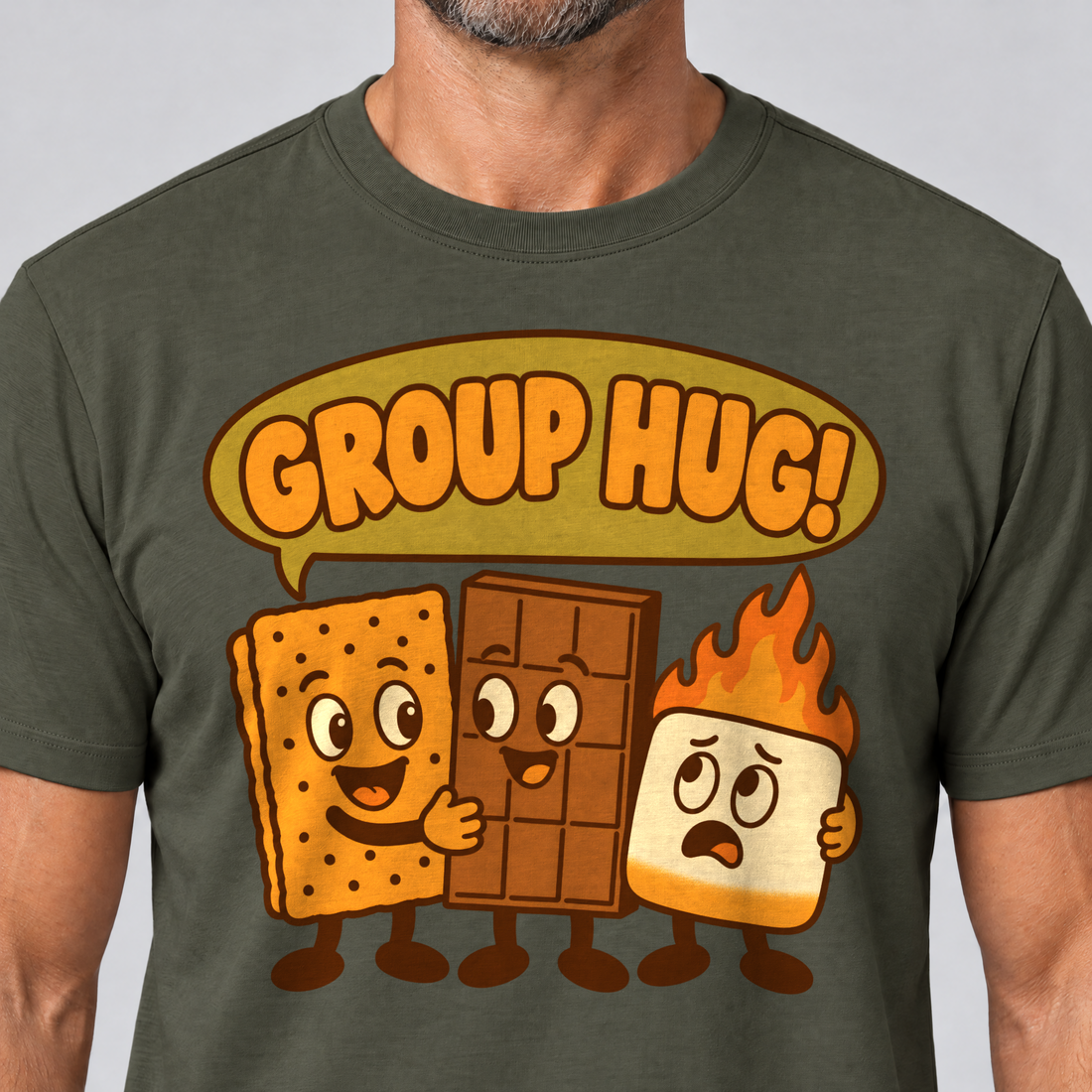 Nahaufnahme des Drucks: Group Hug – T-Shirt Unisex in Oliv, von einem Mann getragen