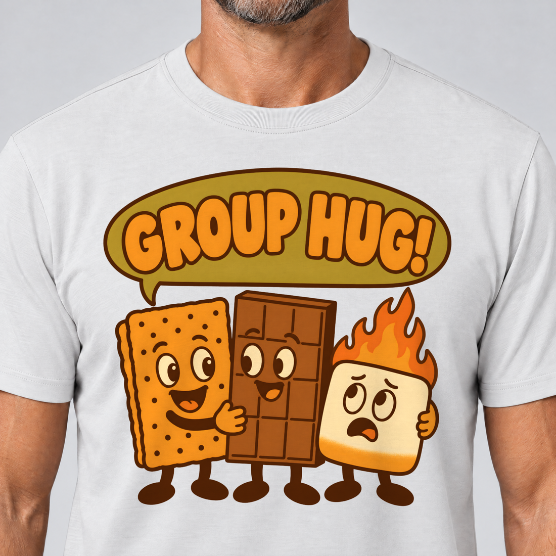 Nahaufnahme des Drucks: Group Hug – T-Shirt Unisex in Weiß, von einem Mann getragen