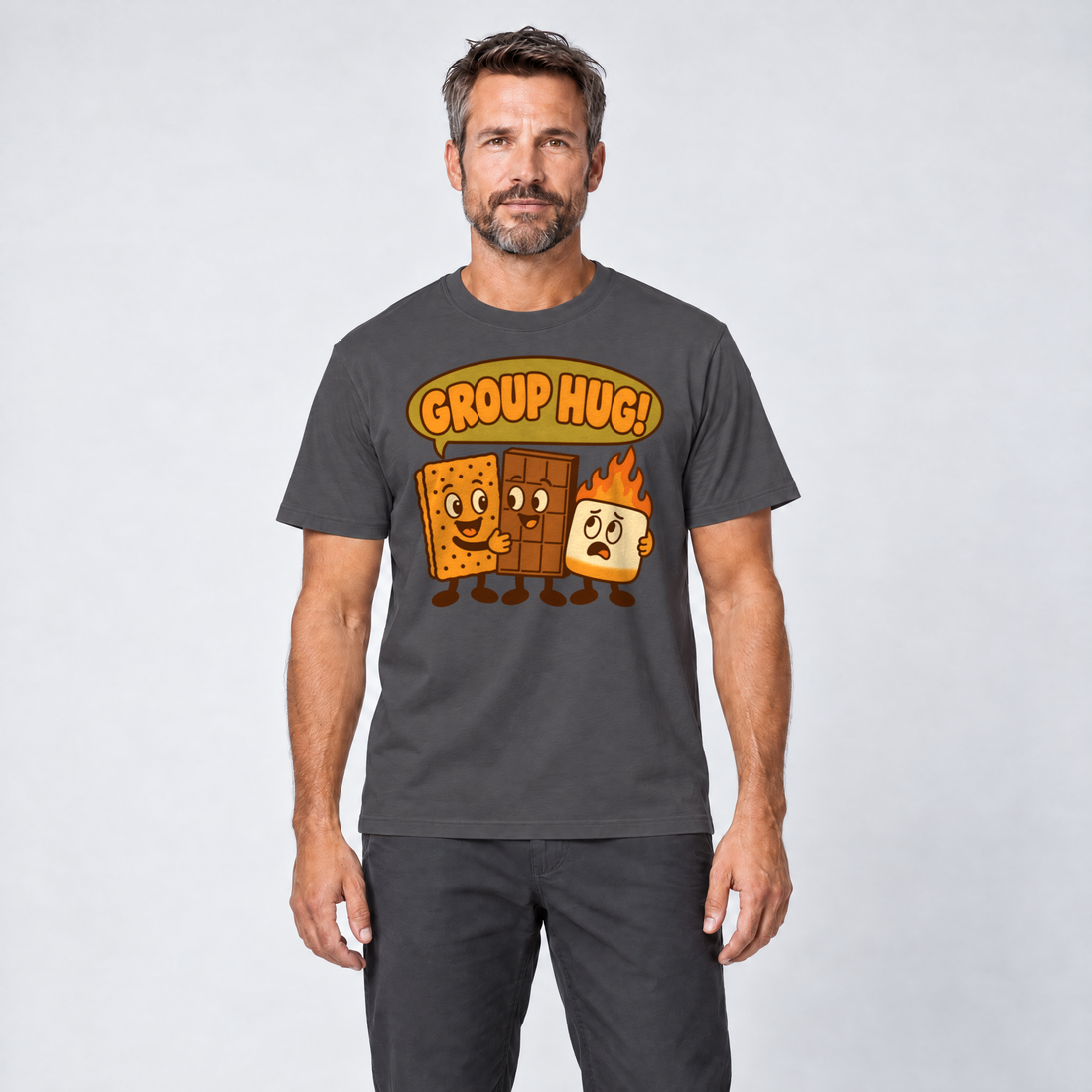 Mann trägt Group Hug – T-Shirt Unisex in Dunkelgrau, Ansicht von vorn