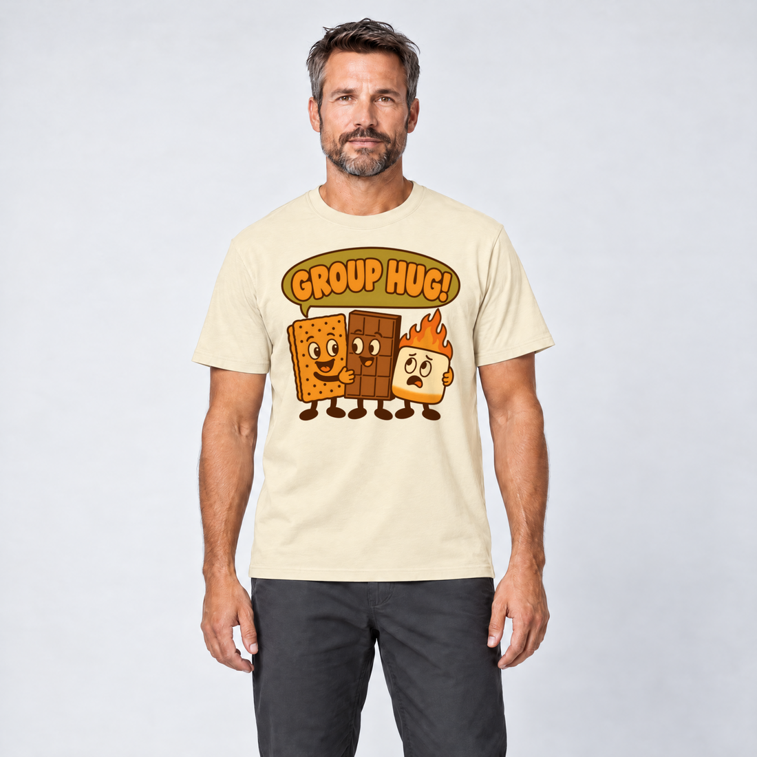 Mann trägt Group Hug – T-Shirt Unisex in Natur, Ansicht von vorn