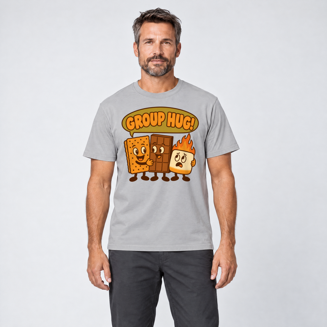 Mann trägt Group Hug – T-Shirt Unisex in Hellgrau, Ansicht von vorn