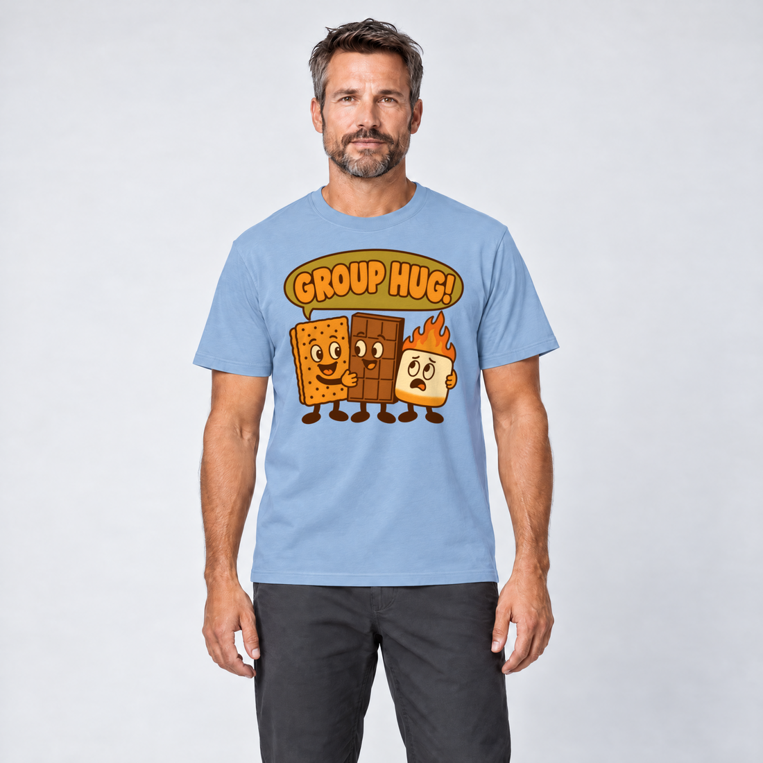 Mann trägt Group Hug – T-Shirt Unisex in Himmelblau, Ansicht von vorn