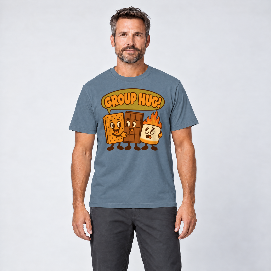 Mann trägt Group Hug – T-Shirt Unisex in Steinblau, Ansicht von vorn