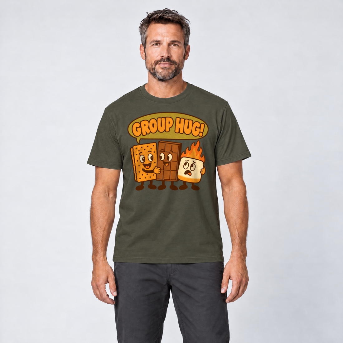 Mann trägt Group Hug – T-Shirt Unisex in Oliv, Ansicht von vorn