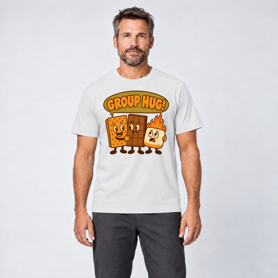 Mann trägt Group Hug – T-Shirt Unisex in Weiß, Ansicht von vorn