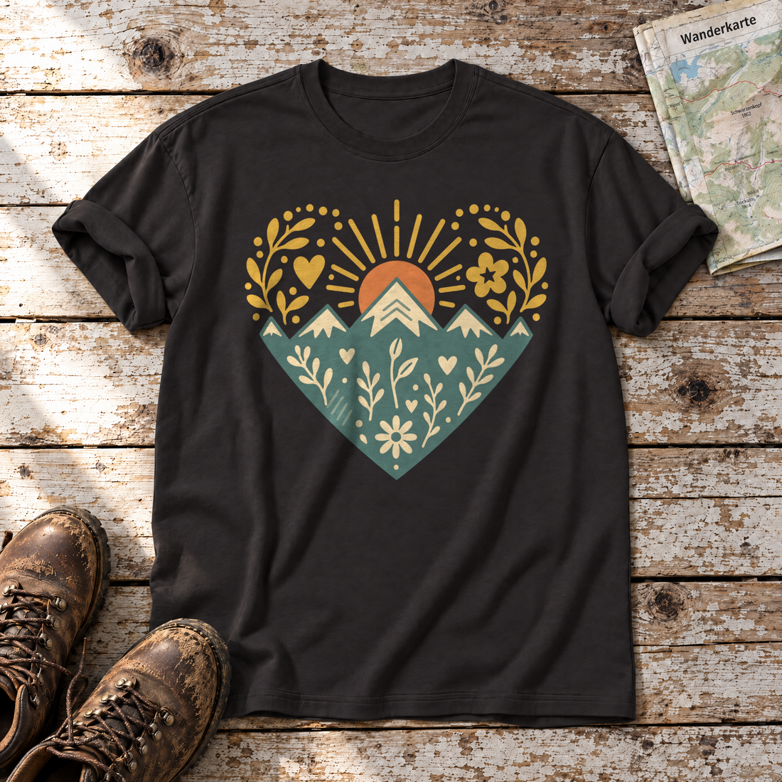Bergherz – T-Shirt Unisex in Schwarz, flach liegend auf alten Holzbrettern mit Wanderschuhen und Wanderkarte.