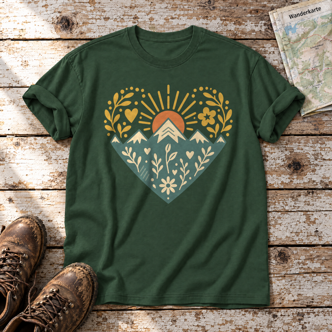 Bergherz – T-Shirt Unisex in Flaschengrün, flach liegend auf alten Holzbrettern mit Wanderschuhen und Wanderkarte.