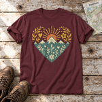 Bergherz – T-Shirt Unisex in Bordeaux, flach liegend auf alten Holzbrettern mit Wanderschuhen und Wanderkarte.