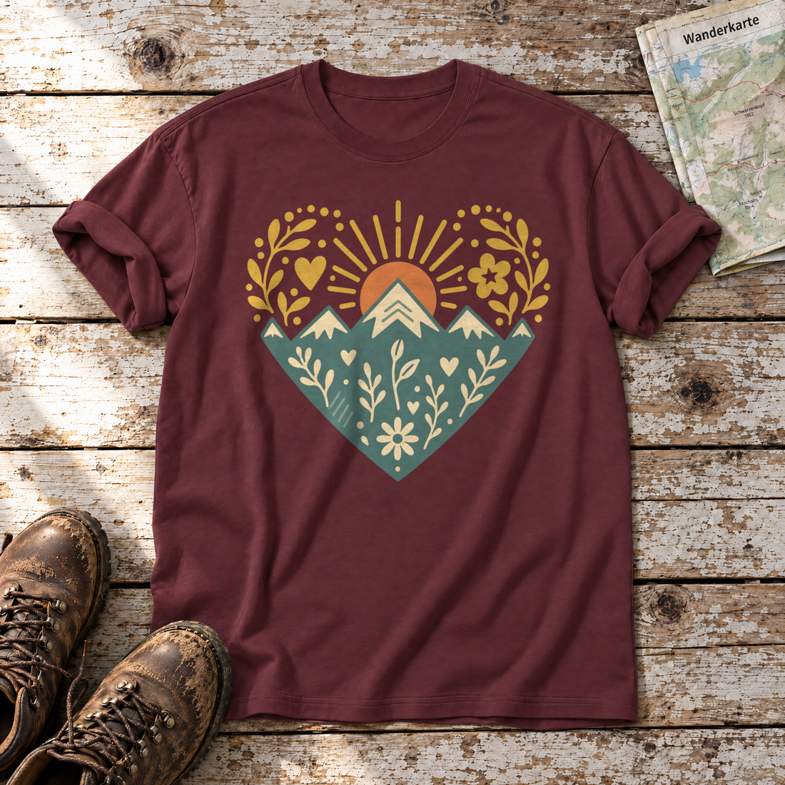 Bergherz – T-Shirt Unisex in Bordeaux, flach liegend auf alten Holzbrettern mit Wanderschuhen und Wanderkarte.