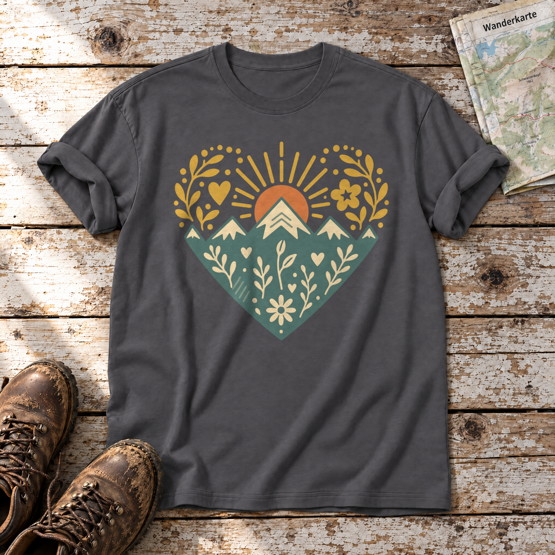 Bergherz – T-Shirt Unisex in Dunkelgrau, flach liegend auf alten Holzbrettern mit Wanderschuhen und Wanderkarte.