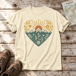 Bergherz – T-Shirt Unisex in Natur, flach liegend auf alten Holzbrettern mit Wanderschuhen und Wanderkarte.