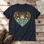 Bergherz – T-Shirt Unisex in Navy, flach liegend auf alten Holzbrettern mit Wanderschuhen und Wanderkarte.