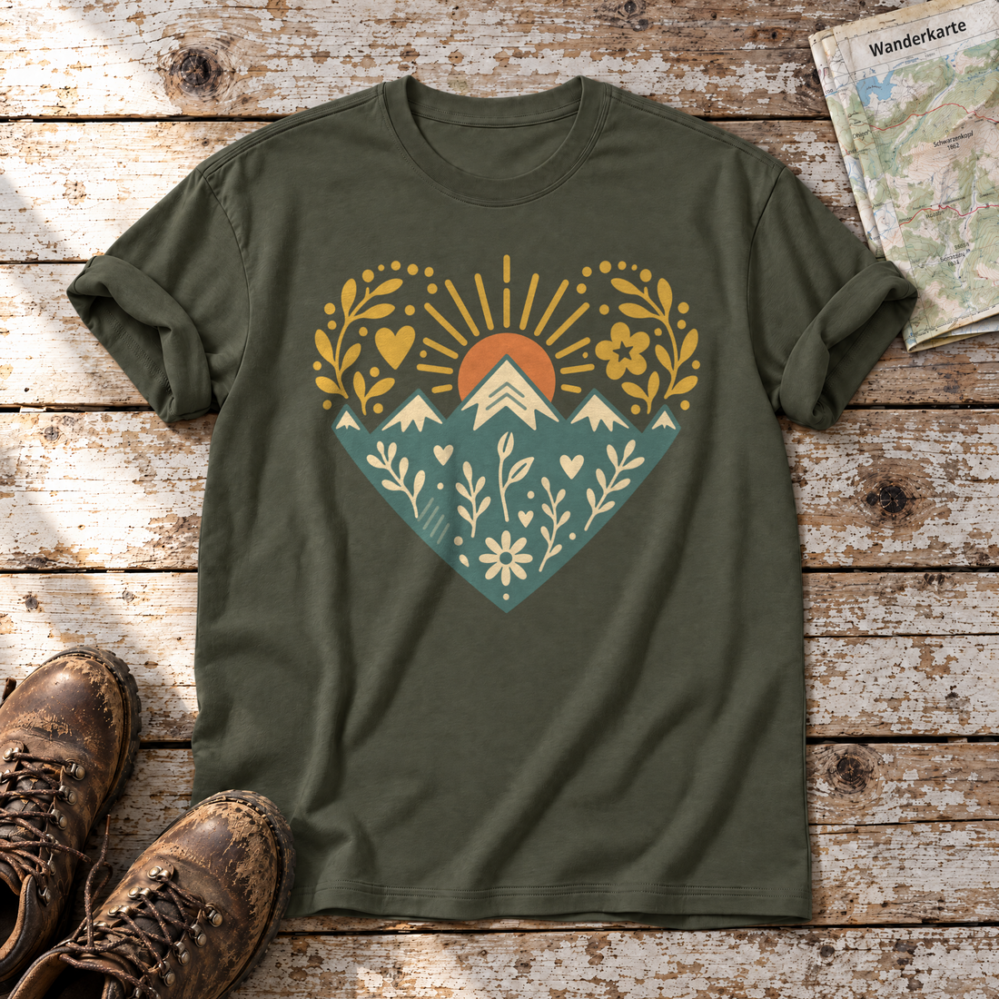 Bergherz – T-Shirt Unisex in Oliv, flach liegend auf alten Holzbrettern mit Wanderschuhen und Wanderkarte.