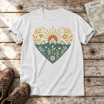 Bergherz – T-Shirt Unisex in Weiß, flach liegend auf alten Holzbrettern mit Wanderschuhen und Wanderkarte.
