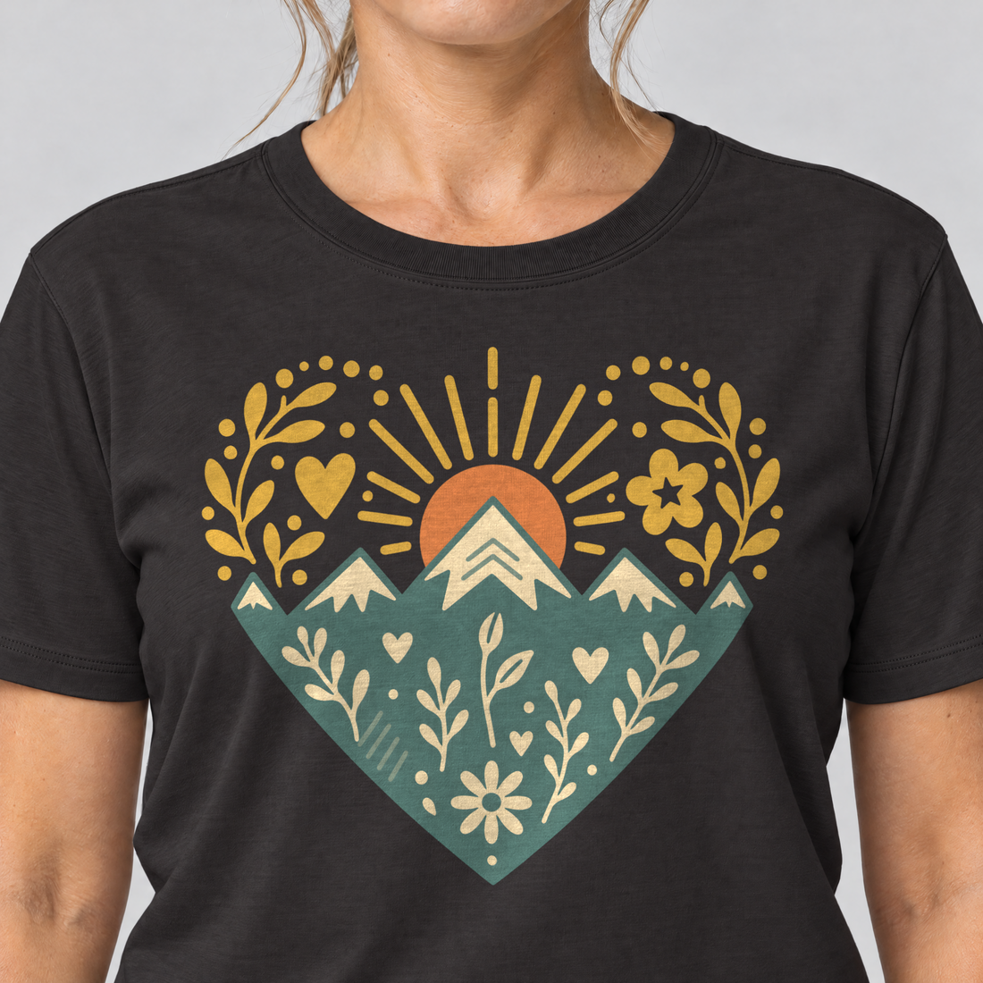 Nahaufnahme des Drucks: Bergherz – T-Shirt Unisex in Schwarz, von einer Frau getragen
