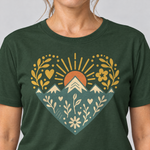 Nahaufnahme des Drucks: Bergherz – T-Shirt Unisex in Flaschengrün, von einer Frau getragen