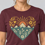 Nahaufnahme des Drucks: Bergherz – T-Shirt Unisex in Bordeaux, von einer Frau getragen