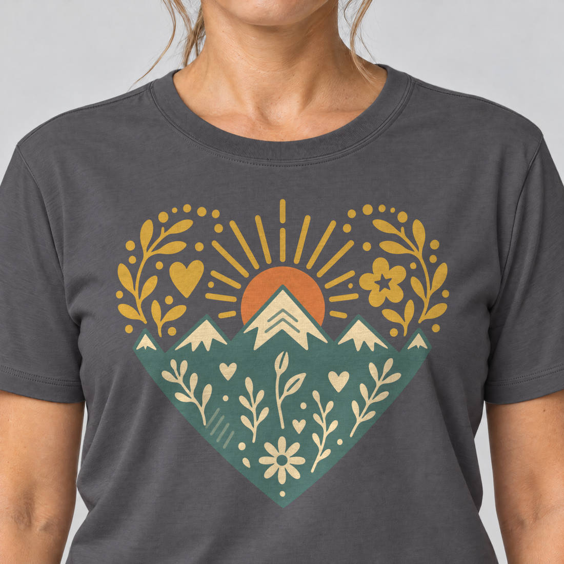 Nahaufnahme des Drucks: Bergherz – T-Shirt Unisex in Dunkelgrau, von einer Frau getragen