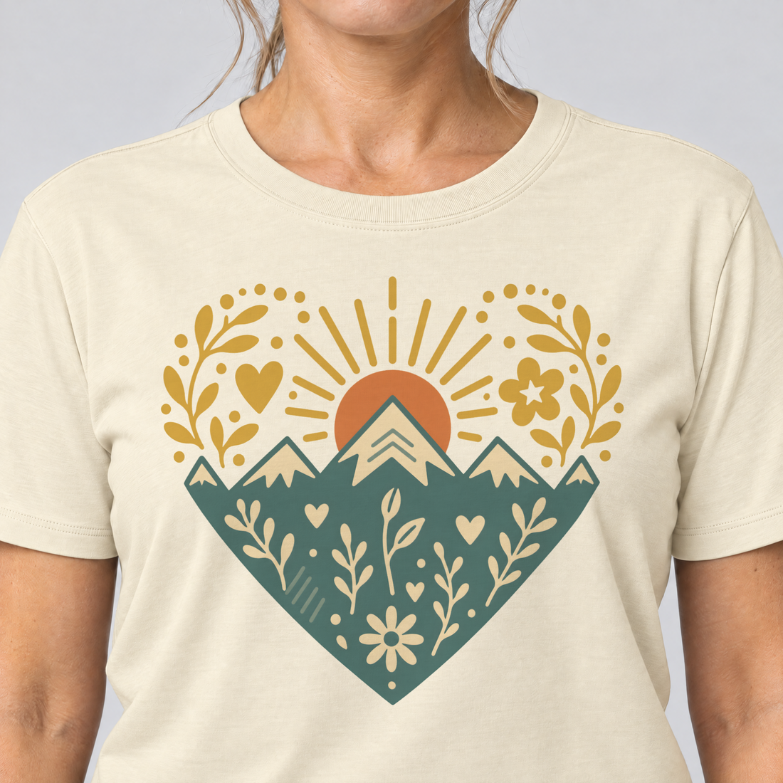 Nahaufnahme des Drucks: Bergherz – T-Shirt Unisex in Natur, von einer Frau getragen