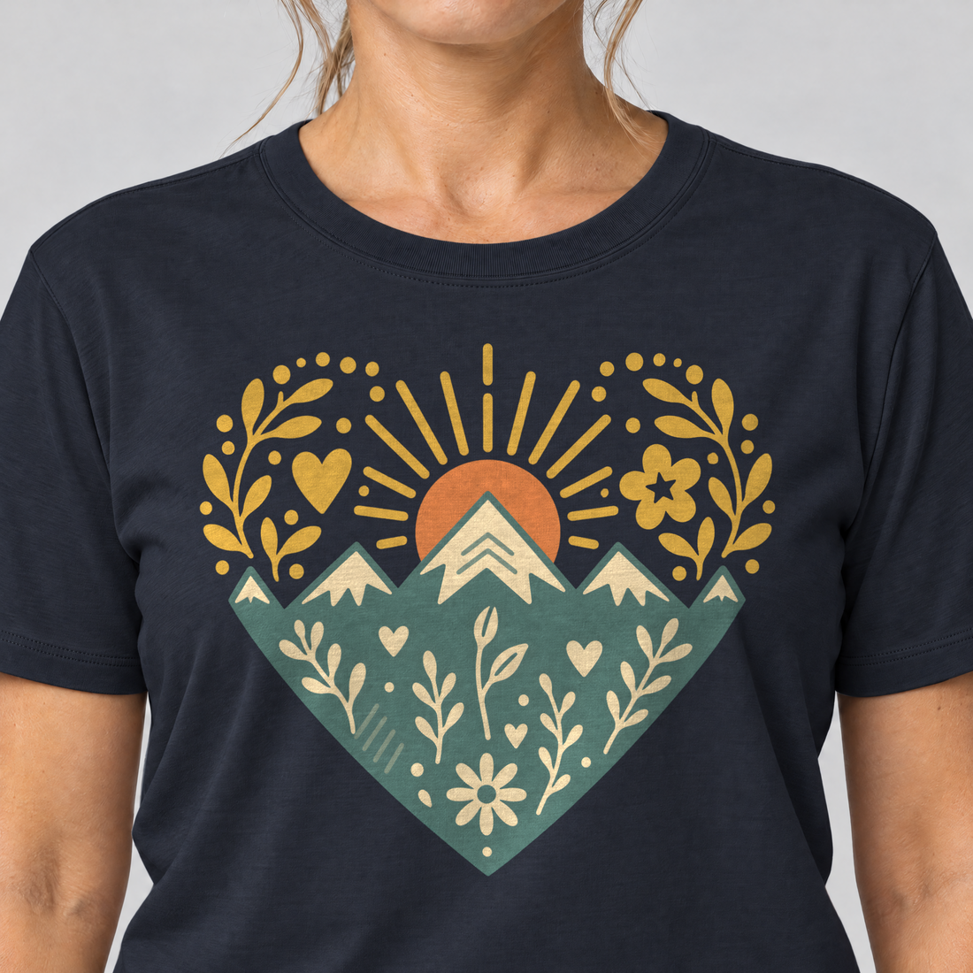 Nahaufnahme des Drucks: Bergherz – T-Shirt Unisex in Navy, von einer Frau getragen
