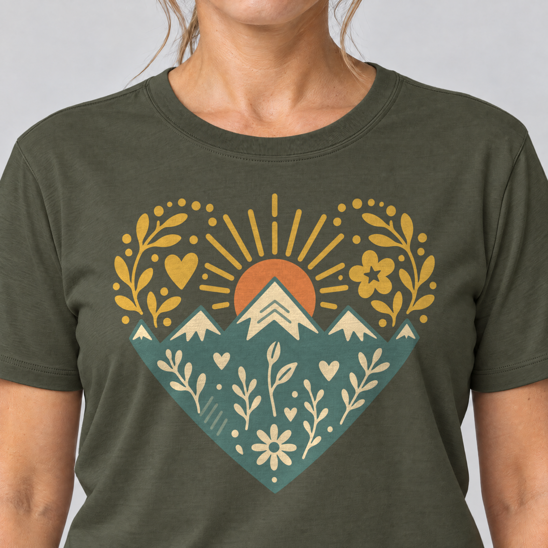Nahaufnahme des Drucks: Bergherz – T-Shirt Unisex in Oliv, von einer Frau getragen