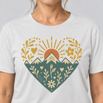 Nahaufnahme des Drucks: Bergherz – T-Shirt Unisex in Weiß, von einer Frau getragen