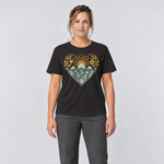 Frau trägt Bergherz – T-Shirt Unisex in Schwarz, Ansicht von vorn