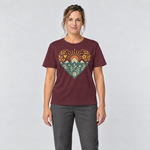 Frau trägt Bergherz – T-Shirt Unisex in Bordeaux, Ansicht von vorn