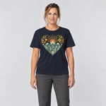 Frau trägt Bergherz – T-Shirt Unisex in Navy, Ansicht von vorn