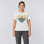 Frau trägt Bergherz – T-Shirt Unisex in Weiß, Ansicht von vorn