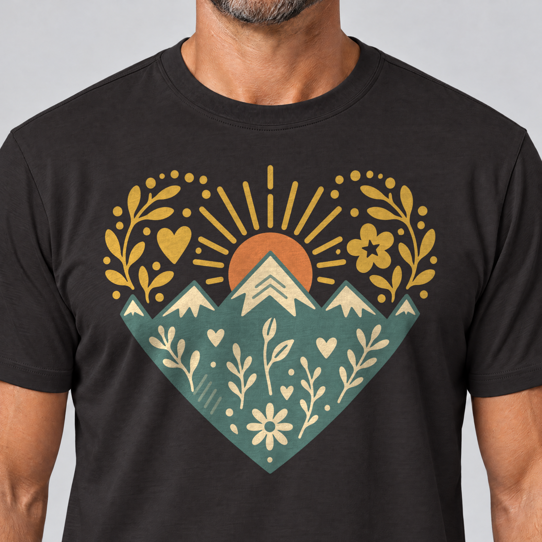 Nahaufnahme des Drucks: Bergherz – T-Shirt Unisex in Schwarz, von einem Mann getragen