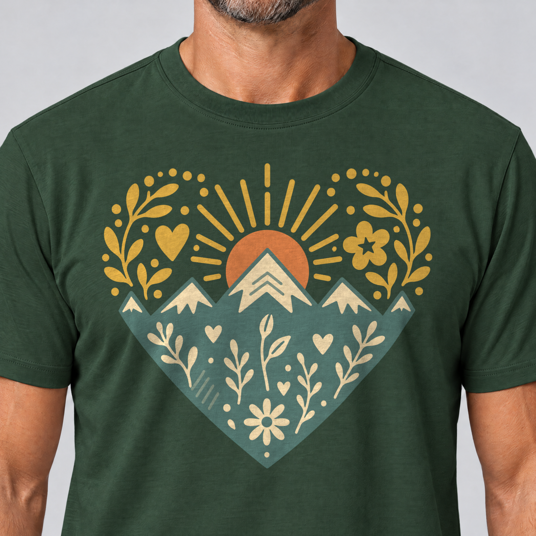 Nahaufnahme des Drucks: Bergherz – T-Shirt Unisex in Flaschengrün, von einem Mann getragen