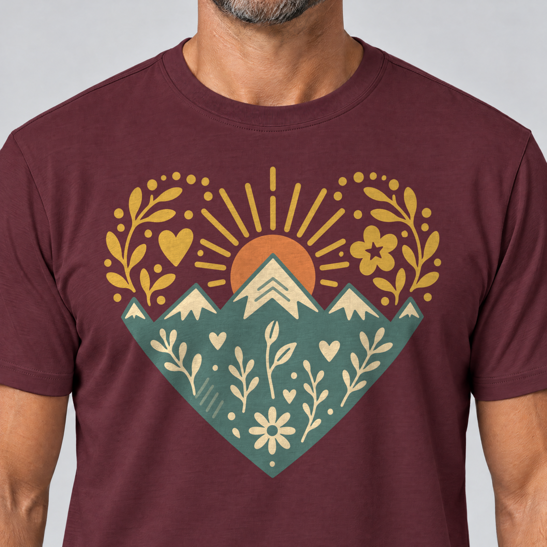 Nahaufnahme des Drucks: Bergherz – T-Shirt Unisex in Bordeaux, von einem Mann getragen