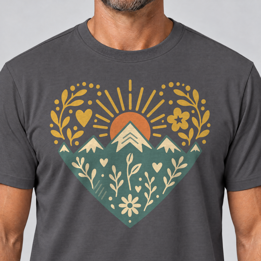 Nahaufnahme des Drucks: Bergherz – T-Shirt Unisex in Dunkelgrau, von einem Mann getragen