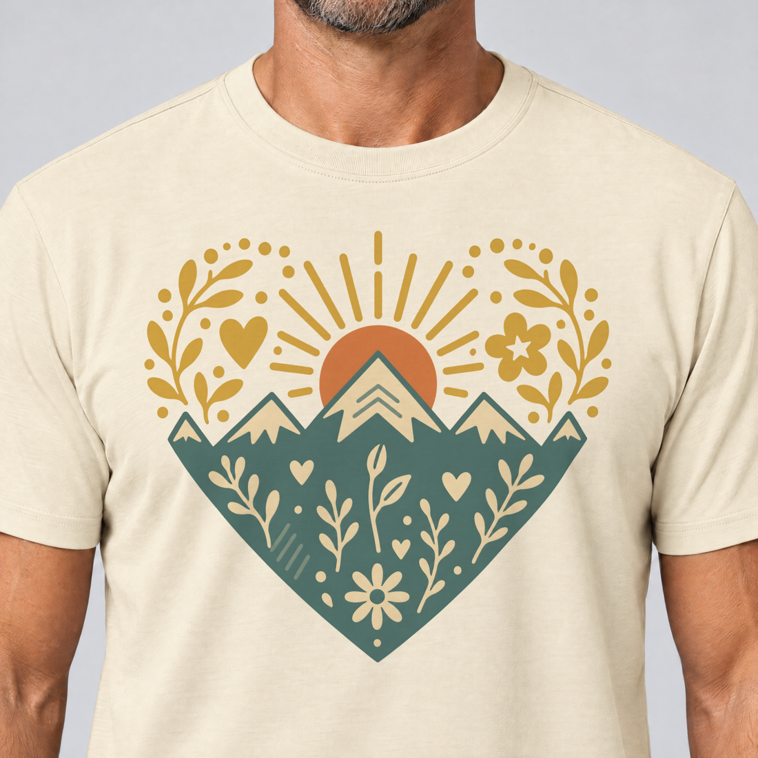 Nahaufnahme des Drucks: Bergherz – T-Shirt Unisex in Natur, von einem Mann getragen