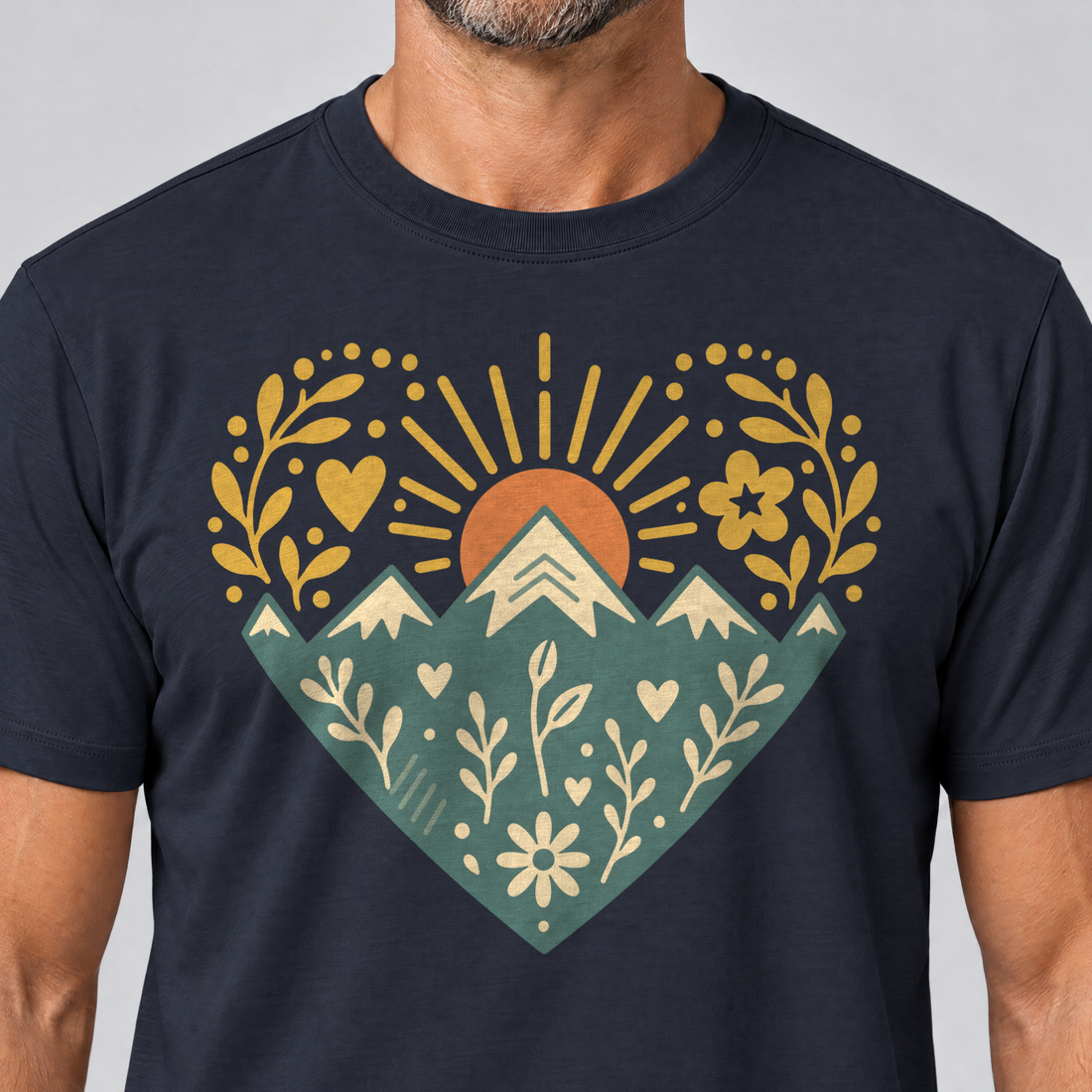 Nahaufnahme des Drucks: Bergherz – T-Shirt Unisex in Navy, von einem Mann getragen